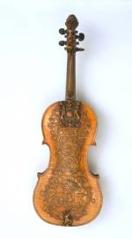 Violin with royal Stuart arms, attributed to Ralph Agutter, London, about 1685. © V&A Images.
