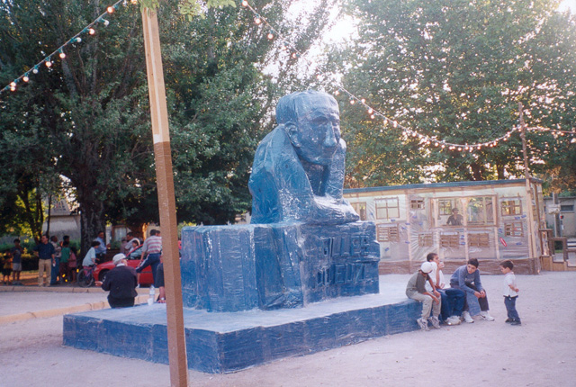 Thomas Hirschhorn. Delouse Monument, La Beauté, Avignon, 2000. Courtesy DRAC Provence-Alpes-Côte d'Azur, Aix-en-Provence.