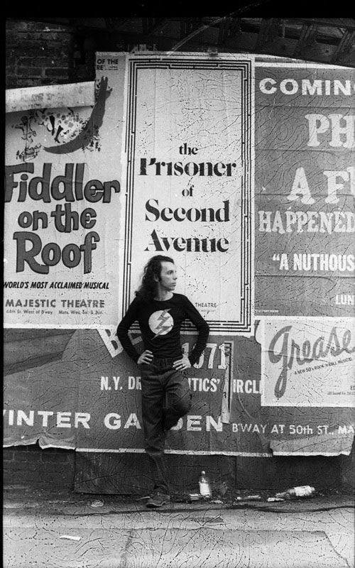 Hélio Oiticica in front of a poster for Neil Simon’s play  The Prisoner of Second Avenue, in Midtown Manhattan, 1972. © César and Claudio Oiticica.