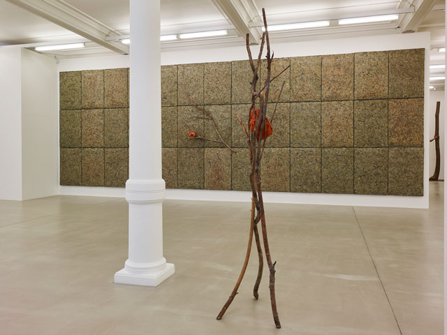 Foreground: Giuseppe Penone, Terra su terra – Volto, 2014. Bronze, terracotta,  240 x 100 x 60 cm. Background: Giuseppe Penone, Respirare l’ombra, 2008. Metallic wire, laurel leaves, bronze, variable elements, dimensions variable. Courtesy of Marian Goodman Gallery.