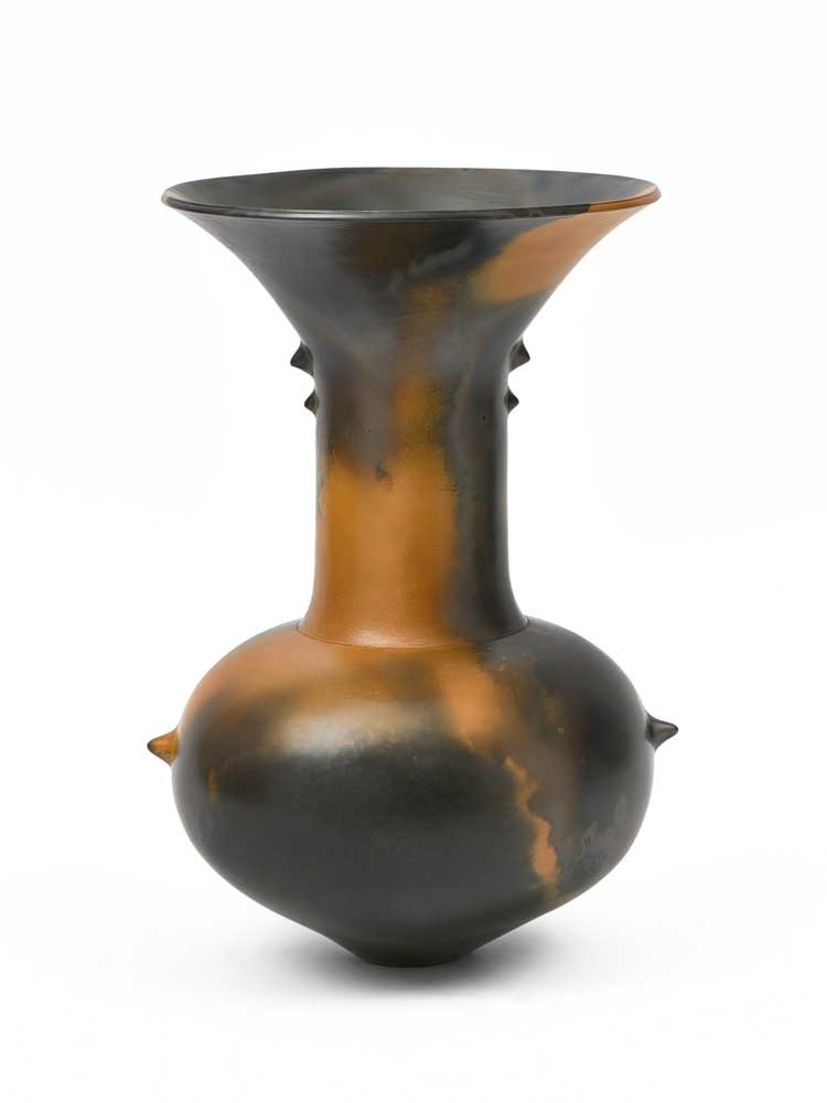 Magdalene Odundo. Untitled, 2021. Ceramics, terracotta, 48 x 32 x 32 cm (19 x 12 1/2 x 12 1/2 in). © Magdalene A.N. Odundo. Courtesy the artist and Thomas Dane Gallery. Photo: David Westwood.