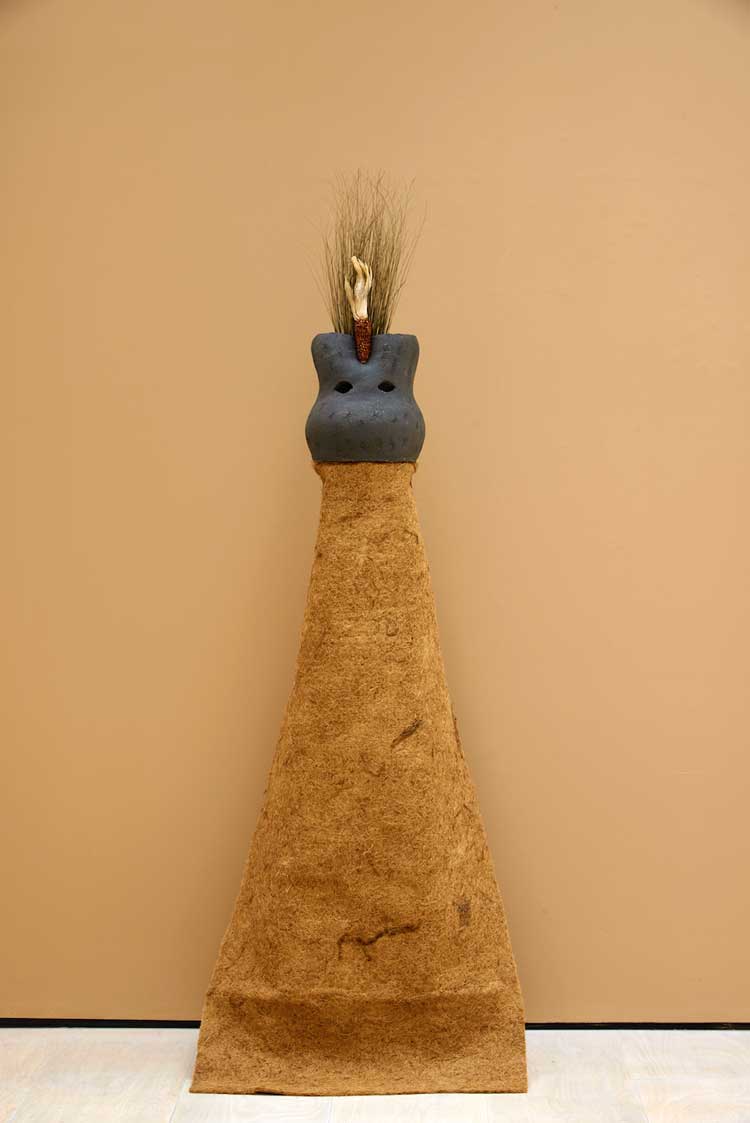 Lucia Pizzani, Ser de Maíz, 2024. Black stoneware clay, coconut fibre, dried treated corn cob and dried treated palm stems, 176 x 70 x 70 cm (69 1/4 x 27 1/2 x 27 1/2 in). Photo: Andy Keate, courtesy of Cecilia Brunson Projects.